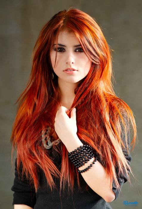 Девушка с ярко -рыжими длинными волосами