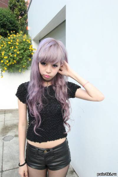 Фиолетовое тонирование длинных волос девушки