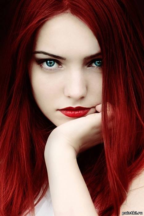 Красивая девушка с ярко-красными волосами
