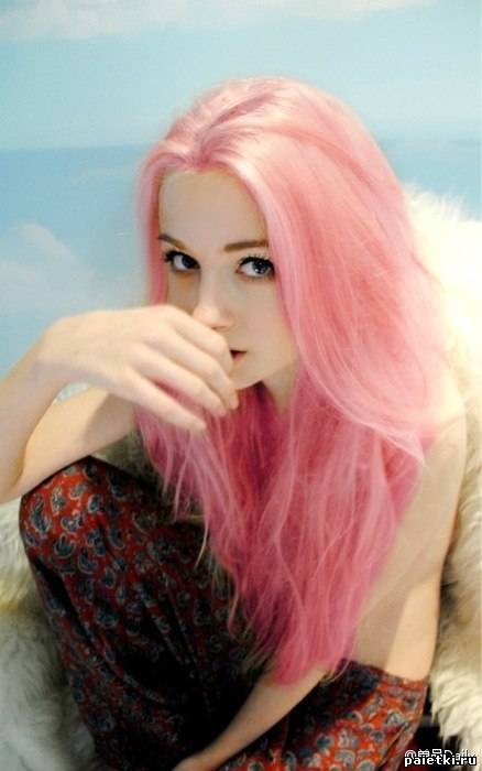 Голубоглазая девушка с розовыми волосами