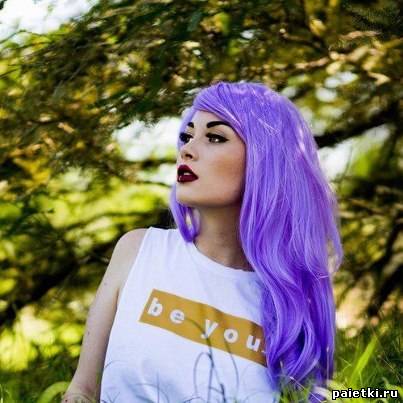 Девушка с яркими фиолетовыми волосами