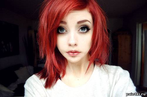 Девушка с яркими рыжими волосами с филировкой