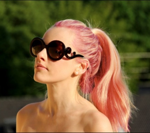 Девушка с розовыми волосами в хвосте и в очках