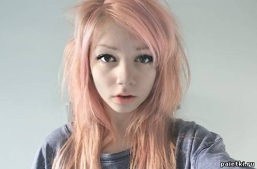 Молодая девушка с розовыми волосами