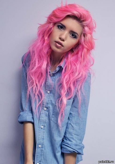 Девушка с розовыми волосами в джинсовой рубашке