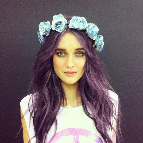 Девушка с фиолетовыми волосами и венком на голове