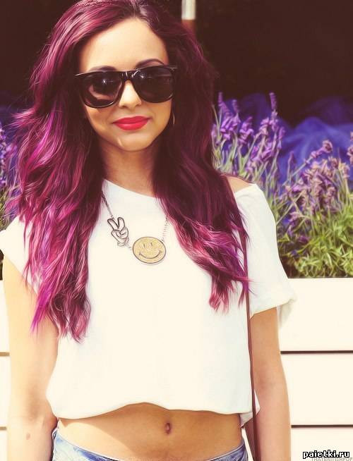 Девушка с фиолетовыми волосами в солнечных очках