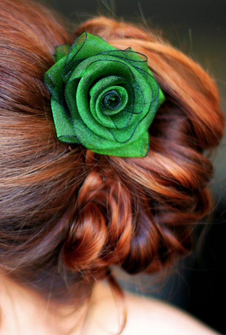 Зеленая роза в рыжих волосах