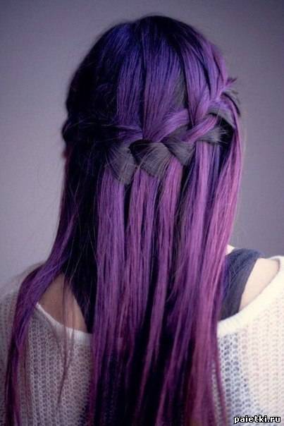 Пряди продетые через косу фиолетовых волос