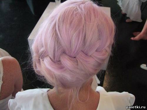 прическа с косой на розовые волосы