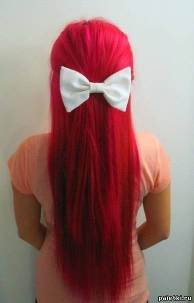 Белый бантик на длинных красных волосах