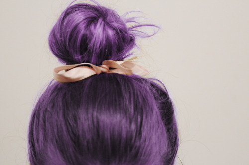Фиолетовые волосы,собранные лентой