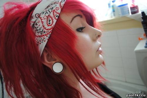 Эмо-стиль:ярко-красные волосы и повязка на волосы
