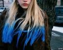 Ярко-синие кончики волос блондинки