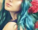 Девушка с красными цветами на голубых волосах