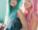 девушки:одна с зелеными волосами, другая с розовым