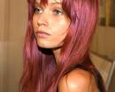 Волосы девушки красно-розового оттенка