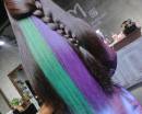 Зеленые и фиолетовые пряди на тёмных волосах
