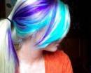 Голубые и фиолетовые пряди волос