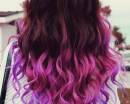 Розово-фиолетовые локоны длинных волос девушки