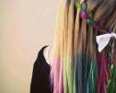 Яркие концы волос на длинных волосах с плетением