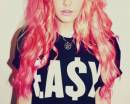 Голубоглазая девушка с длинными розовыми волосами