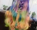 Разноцветные пряди длинных волос