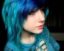 Девушка с сине-голубыми волосами