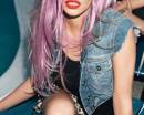 Гламурная девушка с фиолетовыми волосами