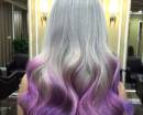 Серебристые волосы и фиолетовые кончики волос