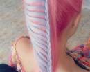 Розовые волосы, декорированные голубой косичкой