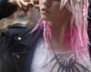 Шарлотта Фри с розовыми кончиками волос