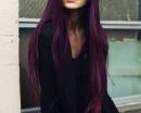 Девушка с длинными фиолетовыми волосами