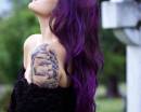 Девушка с фиолетовыми волосами с парусником-тату