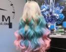 Голубые и розовые пряди длинных волос