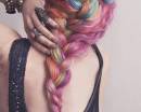 Разноцветные пряди в густой косе девушки