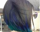 Синие и зеленые пряди на черные волосы