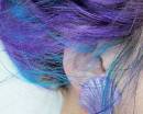Сине-фиолетовые волосы и серьги ракушки