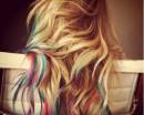 Разноцветные пряди на светлые волосы