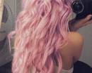 Длинные розовые волосы девушки с фотоаппаратом