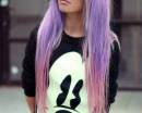 Длинные фиолетовые волосы девушки в очках "Микки"