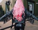 Девушка с длинными розовыми волосами