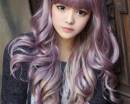 Японская девушка с красивыми фиолетовыми волосами