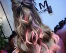 Бант из волос и розовые прядки