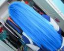 Длинные прямые синие волосы девушки