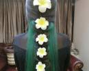 Идея декора волос цветами и зеленые кончики волос