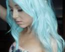 Юная девушка с голубыми волнистыми волосами