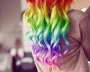 Радужные пряди волос девушки