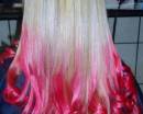 Розовые концы волос яркой блондинки