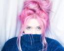 Голубоглазая девушка с розовыми волосами